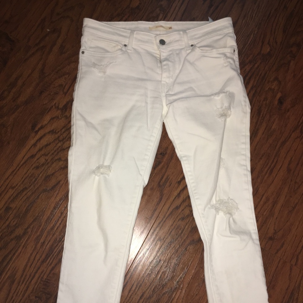 White distresses LEVI skinny jeans.